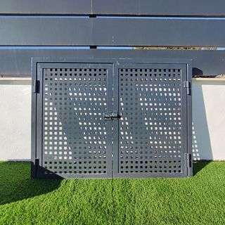 Puerta metálica doble con reja perrera