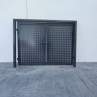 Puerta metálica doble con reja perrera