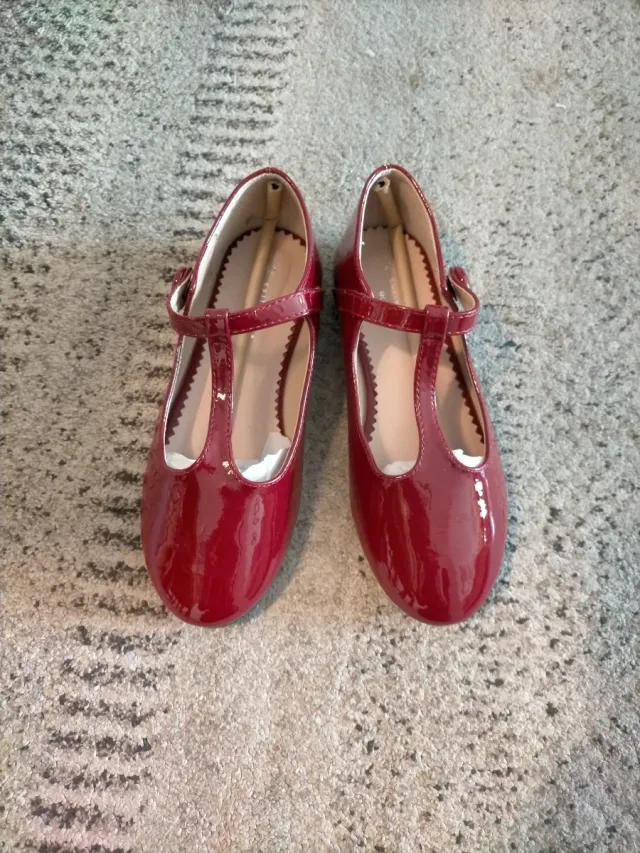 Zapatos niña charol burdeos T-bar