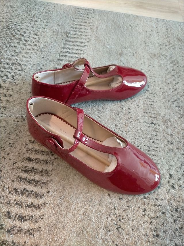 Zapatos niña charol burdeos T-bar