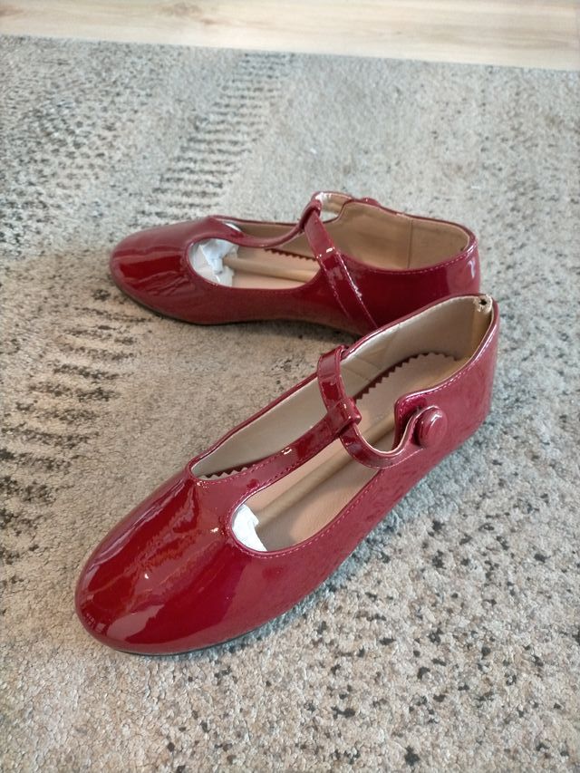 Zapatos niña charol burdeos T-bar