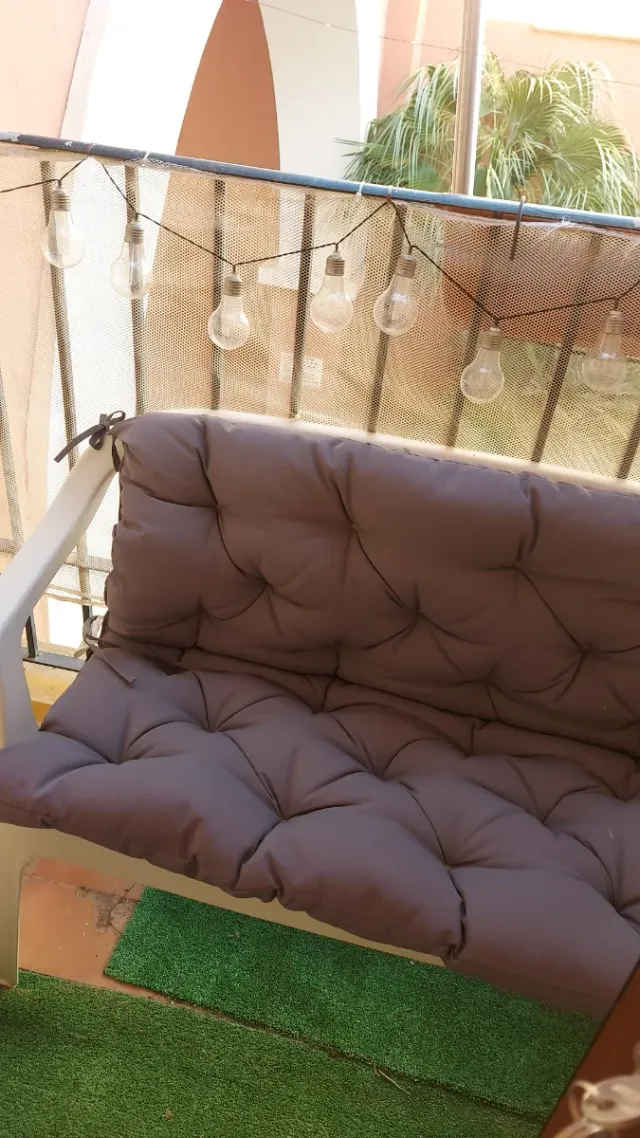 Banco de resina con cojín gris