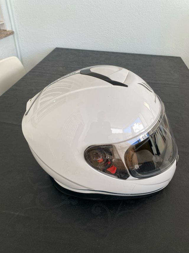 Casco de moto MT Helmets blanco. Talla L. estandar