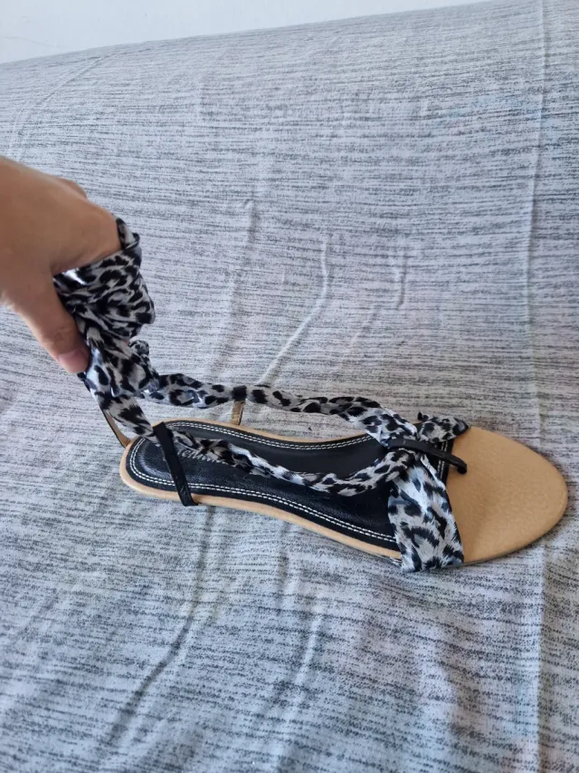 Sandalias con lazo estampado leopardo