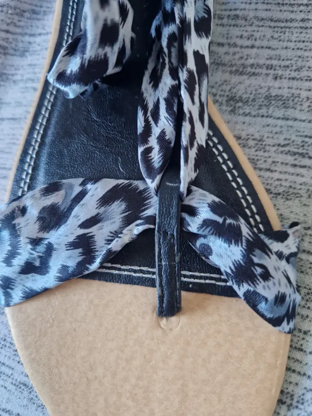 Sandalias con lazo estampado leopardo