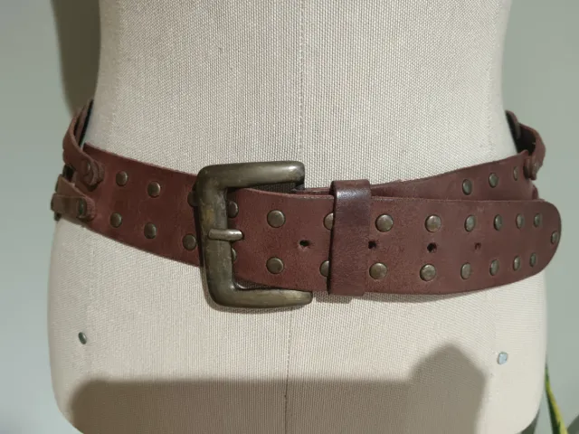 Cinturón piel marrón tachuelas. Mide 101 cm