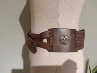 Cinturón piel marrón tachuelas. Mide 101 cm