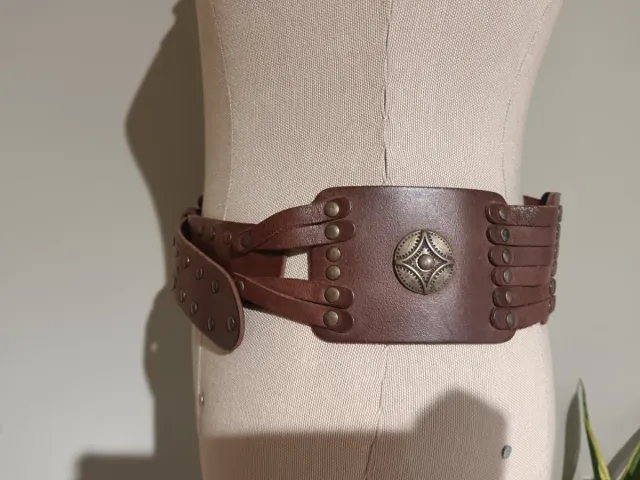 Cinturón piel marrón tachuelas. Mide 101 cm