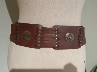 Cinturón piel marrón tachuelas. Mide 101 cm