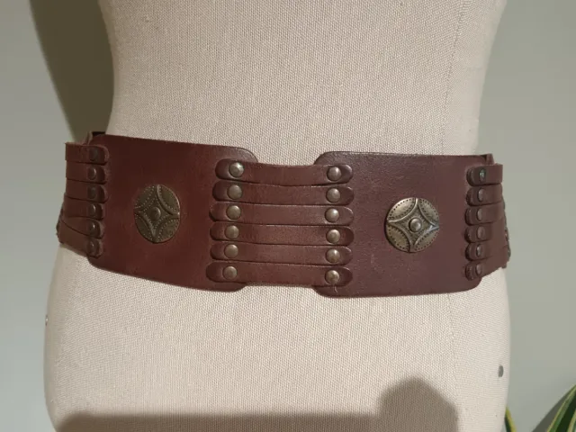 Cinturón piel marrón tachuelas. Mide 101 cm