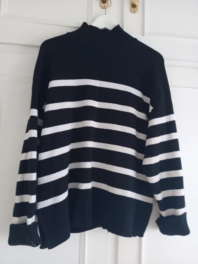 Jersey rayas blanco y negro cuello alto