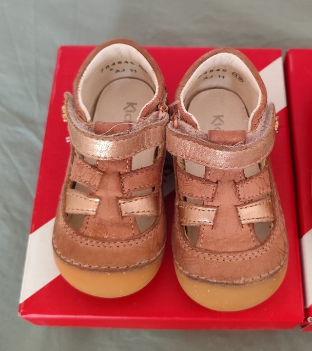 Dos pares zapatos Kickers niña talla 19