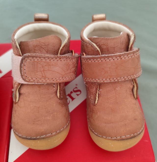 Dos pares zapatos Kickers niña talla 19