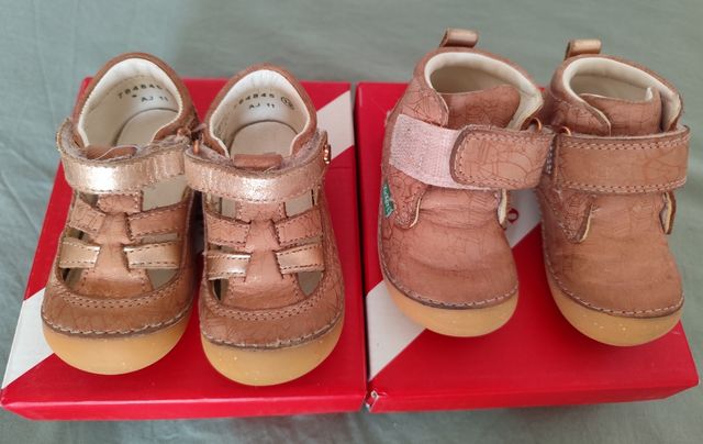 Dos pares zapatos Kickers niña talla 19