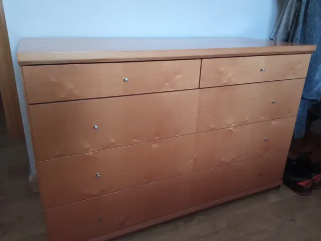 Cómoda de madera de cerezo