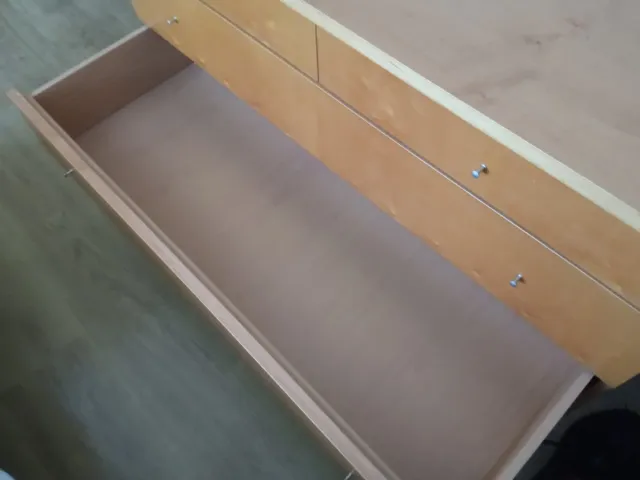 Cómoda de madera de cerezo