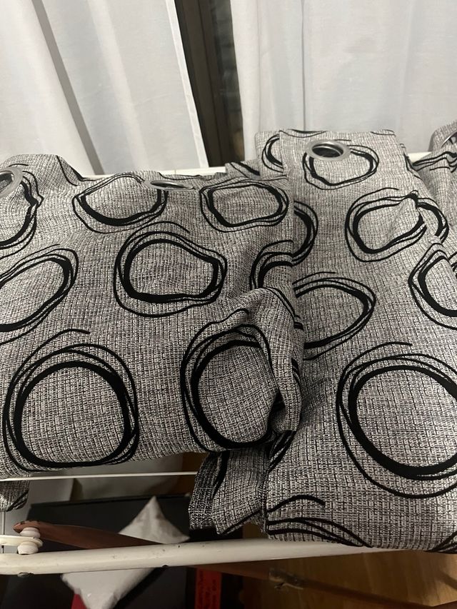 Cortinas grises con círculos negros