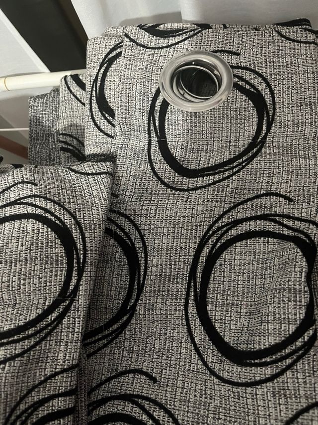 Cortinas grises con círculos negros