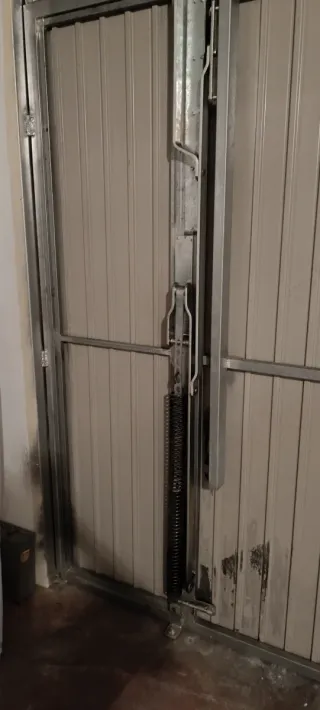 Puerta de garaje basculante con puerta