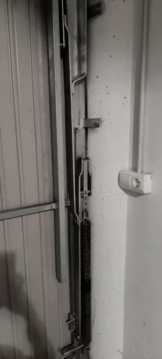 Puerta de garaje basculante con puerta