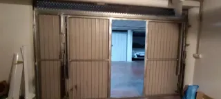 Puerta de garaje basculante con puerta