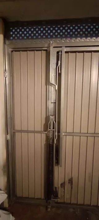 Puerta de garaje basculante con puerta