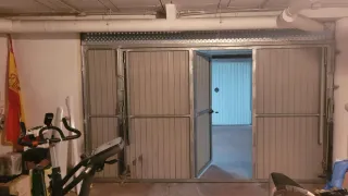 Puerta de garaje basculante con puerta