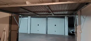 Puerta de garaje basculante con puerta