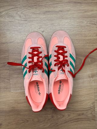 Zapatillas Adidas Gazelle rosas y verdes