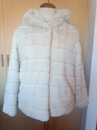 Chaquetón pelo blanco con capucha