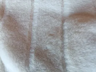 Chaquetón pelo blanco con capucha