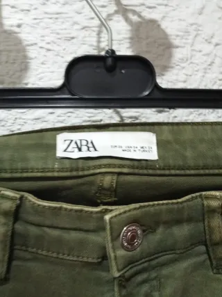 Pantalón pitillo Zara verde chica