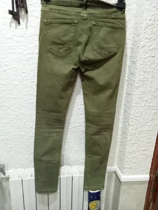 Pantalón pitillo Zara verde chica