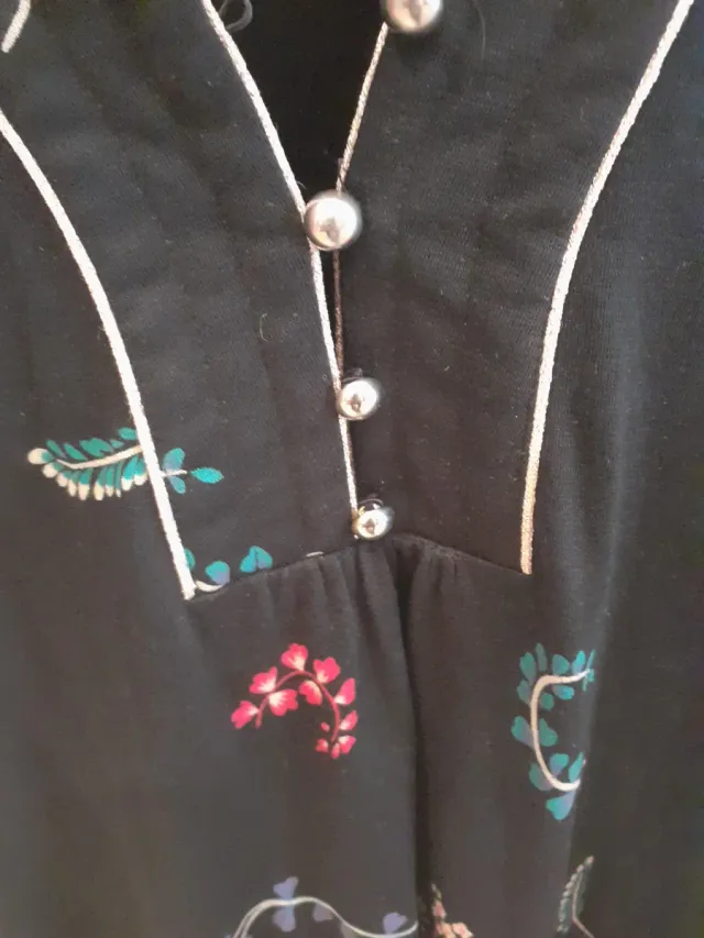 Vestido negro estampado floral