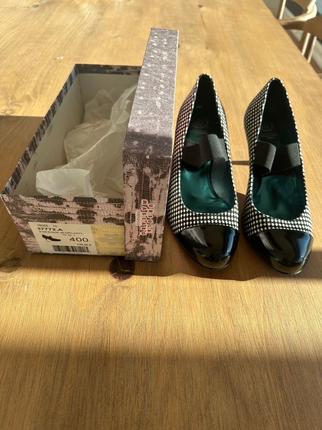 Zapatos tacón negro y blanco. T 40