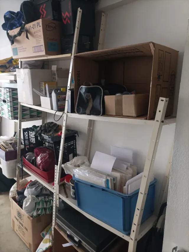 Estanterías metálicas blancas