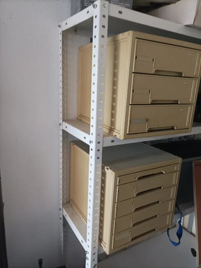 Estanterías metálicas blancas