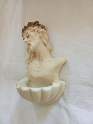 Acquasantiera  con volto di Gesù