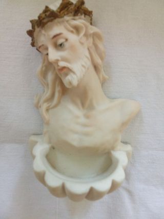 Acquasantiera  con volto di Gesù