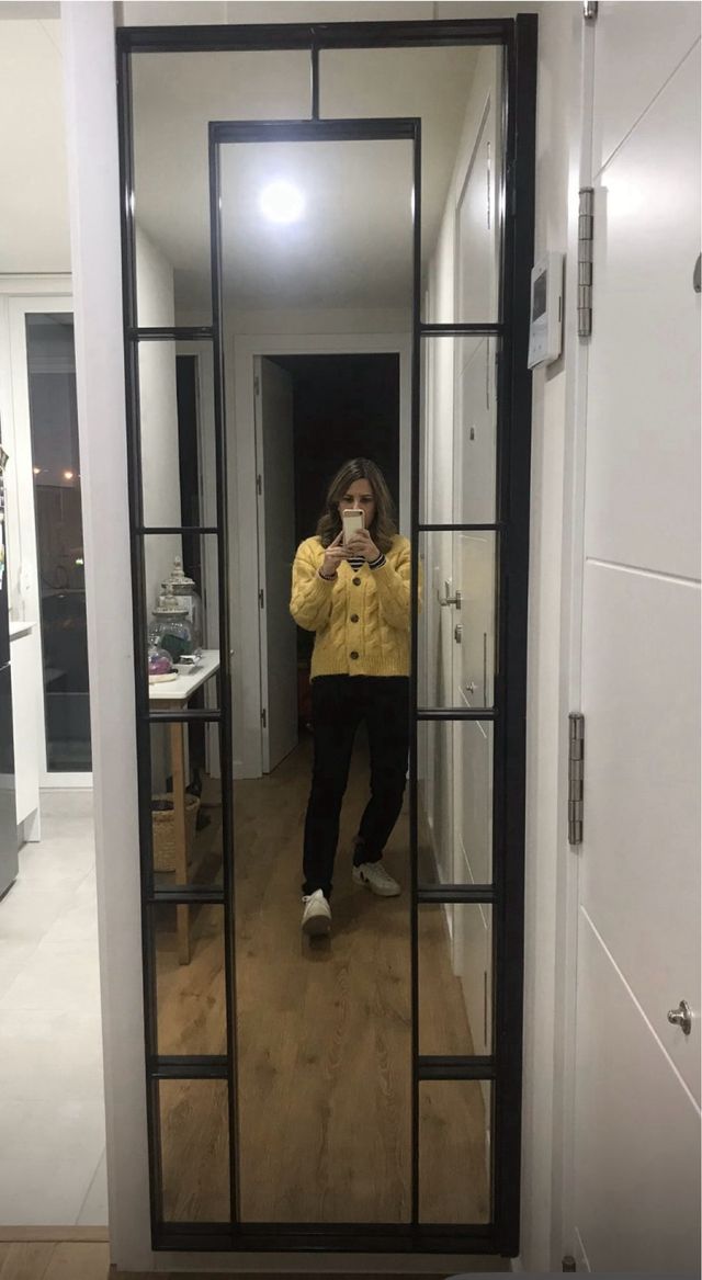 Espejo de pared abatible hecho de forja artesanal