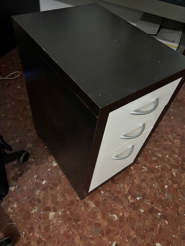 Escritorio con cajonera negra y blanca