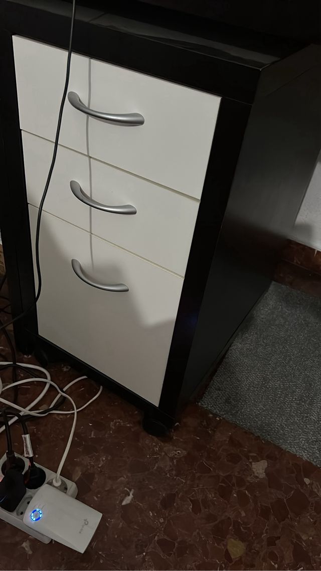 Escritorio con cajonera negra y blanca