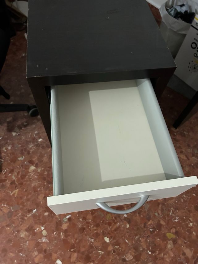 Escritorio con cajonera negra y blanca