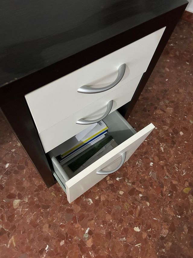 Escritorio con cajonera negra y blanca