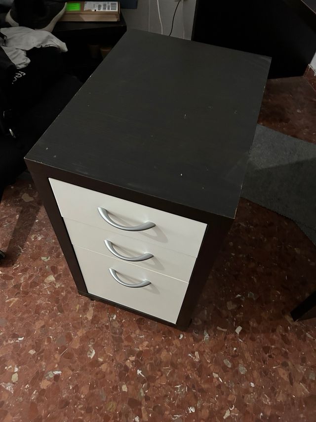 Escritorio con cajonera negra y blanca