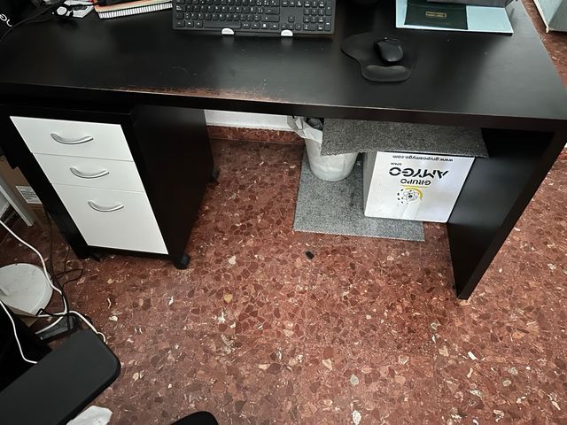 Escritorio con cajonera negra y blanca