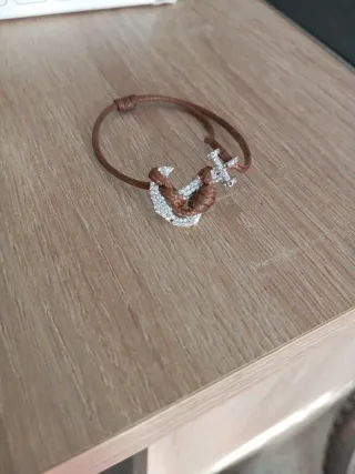 Pulsera ancla con cordón marrón y detalles platead