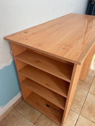 Escritorio de madera con cajón y estantes