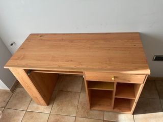 Escritorio de madera con cajón y estantes