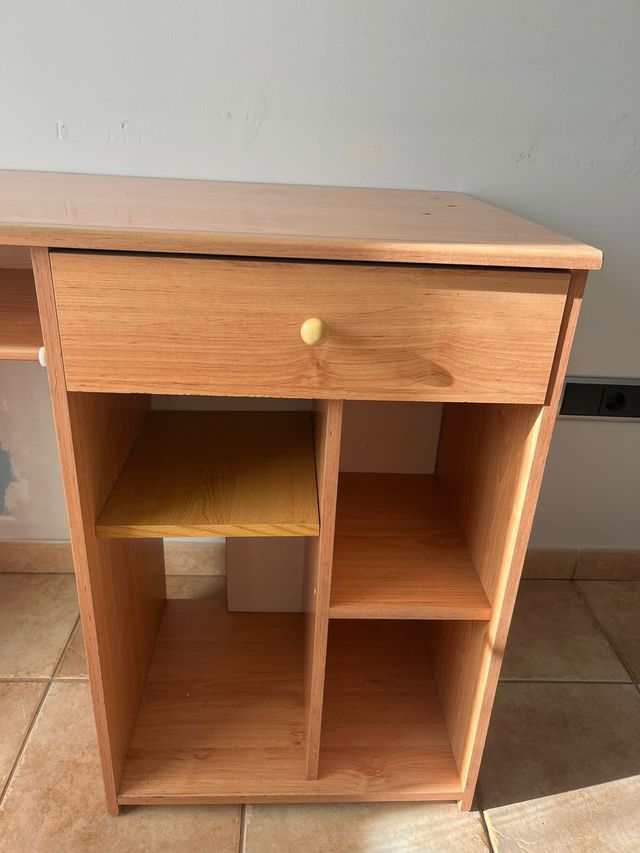 Escritorio de madera con cajón y estantes